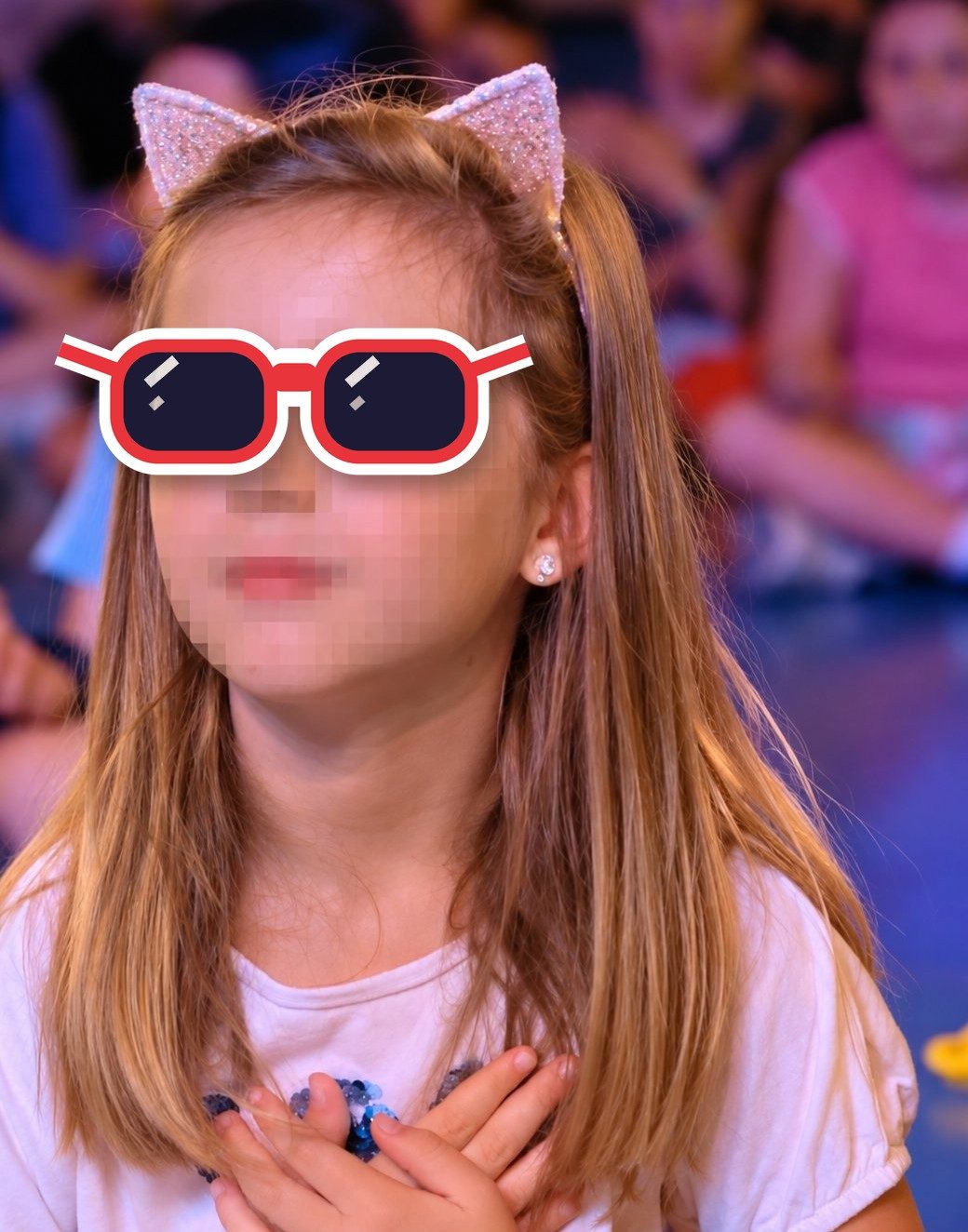 Niña con diadema de orejas de gato y gafas de sol de dibujo
